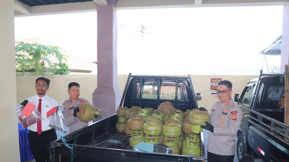 Puluhan tabung gas berhasil diamankan dalam upaya pengungkapan kasus pengoplosan gas LPG ilegal. (Dian/Bali Express)