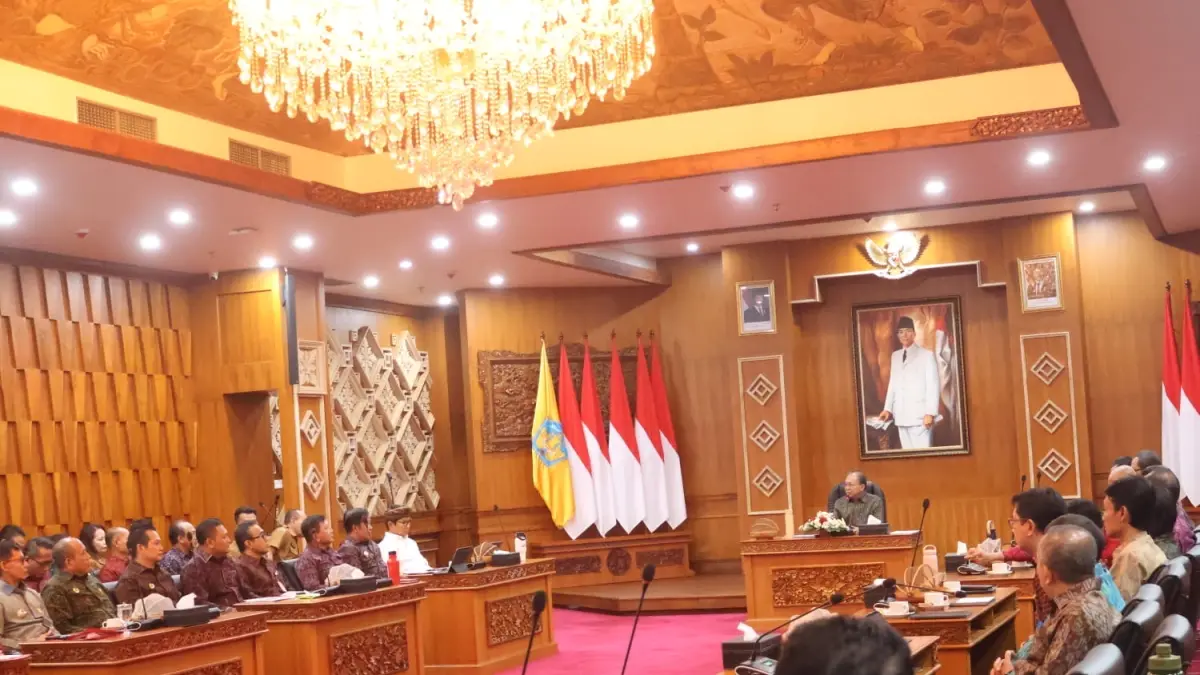 RAPAT:&nbsp;Rapat Koordinasi (Rakor) bersama Bupati dan Wali Kota se-Bali yang membahas percepatan pertumbuhan ekonomi dan peningkatan kesejahteraan masyarakat, bertempat di Gedung Kertha Sabha, Kediaman Gubernur Bali Jaya Sabha, Denpasar, pada Senin (8/6).