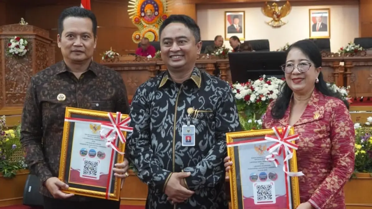 Bupati Jembrana I Made Kembang Hartawan, bersama Ketua DPRD Jembrana Ni Made Sri Sutharmi, menerima LHP atas LKPD Kabupaten Jembrana Tahun Anggaran 2025 di Ruang Sidang Utama Kantor DPRD Provinsi Bali, Senin (8/6/2026). (ist)