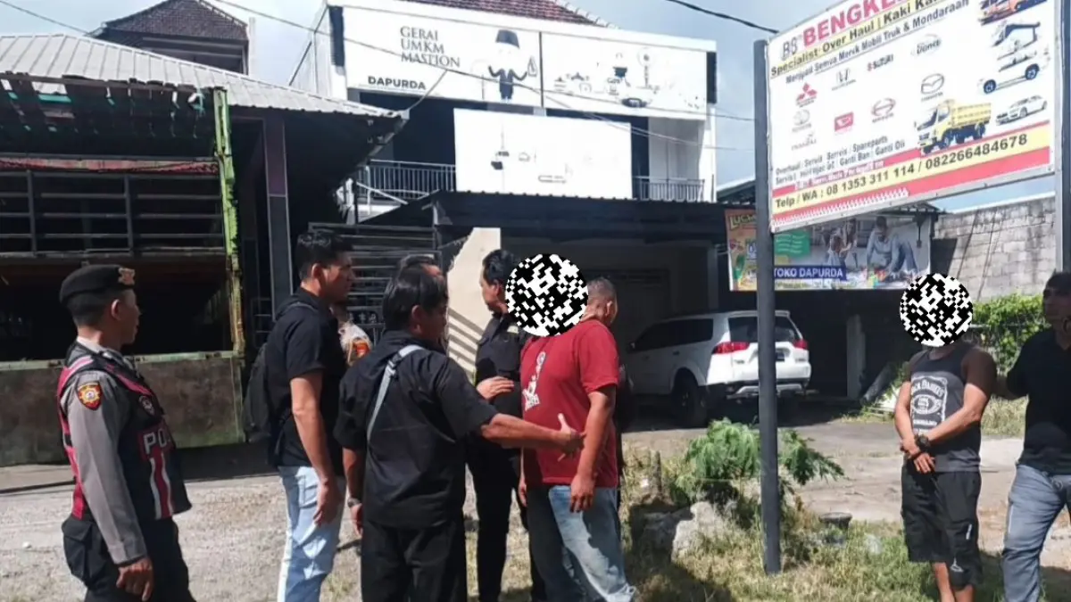 DIAMANKAN : Dua terduga pelaku pencurian sangkar babi diamankan Polsek Gianyar.&nbsp;