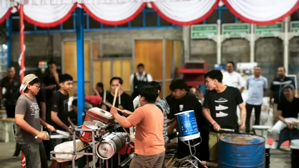 Penampilan Trashcussion dengan berbagai barang bekas yang disulap jadi alat perkusi. (Dian/Bali Express)