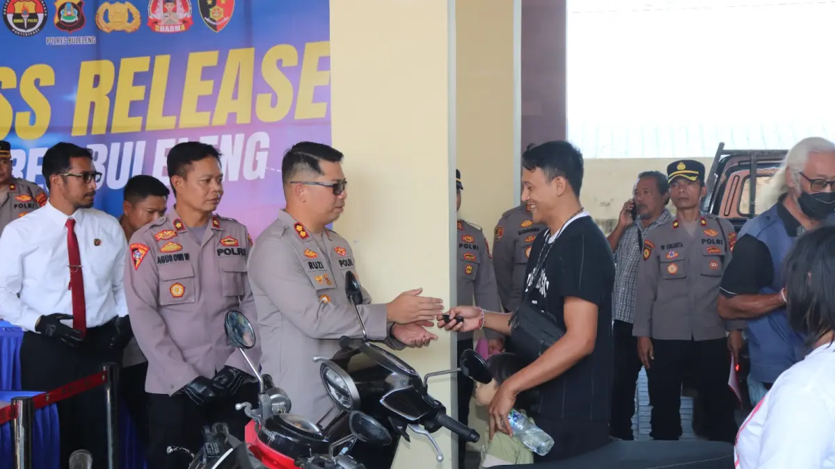 Pengembalian sepeda motor oleh Polres Buleleng, yang sebelumnya berhasil dibawa kabur maling. (Dian/Bali Express)