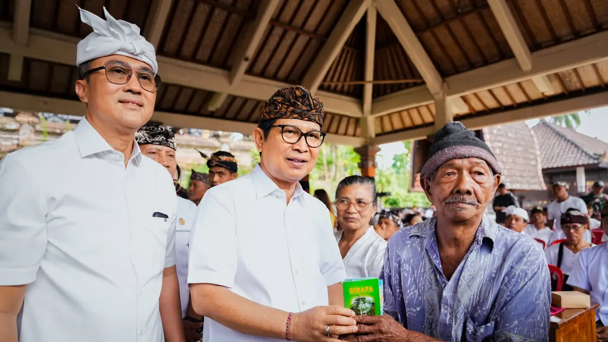 Bupati Adi Arnawa menyerahkan secara simbolis bantuan hari raya keagamaan di Desa Pangsan, Desa Blahkiuh, dan Desa Gulingan, Kamis (11/6). (PROKOMPIM SETDA BADUNG)