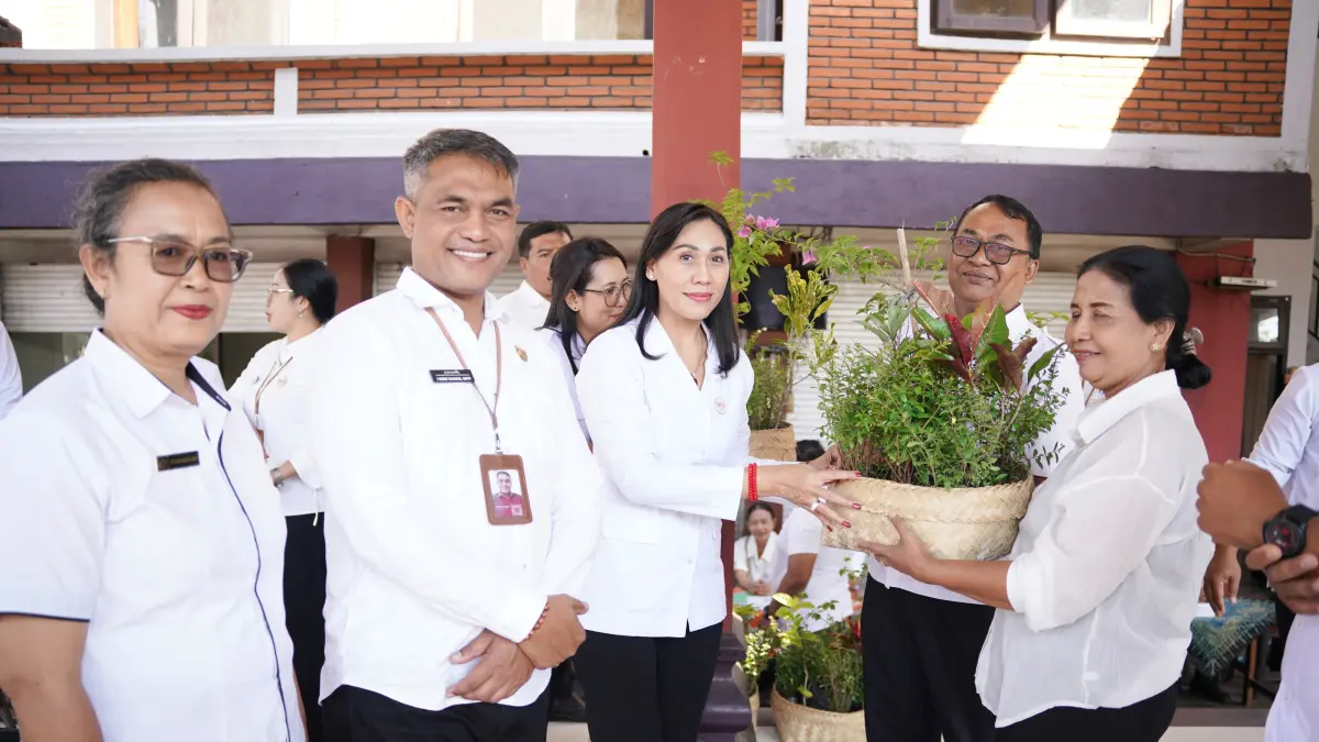 KETUA : Ketua TP Posyandu Kabupaten Gianyar, Ny. Dr. Surya Adnyani Mahayastra
