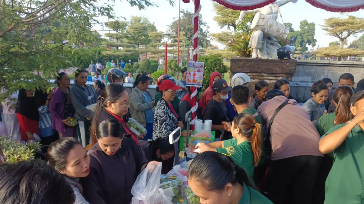 PANGAN :Pangan murah jelang Galungan dan Kuningan di Alun-Alun Gianyar.&nbsp;