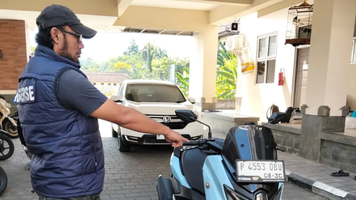 Satreskrim Polres Jembrana menunjukkan barang bukti hasil pengungkapan kasus pencurian yang diduga dilakukan spesialis pencurian di kawasan pantai wilayah Jembrana. (Ist)