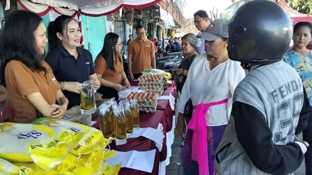 Warga memadati pasar murah yang digelar Pemkab Jembrana di depan Pasar Tegal Cangkring, Kecamatan Mendoyo. (I Gde Riantory Warmadewa/Bali Express)