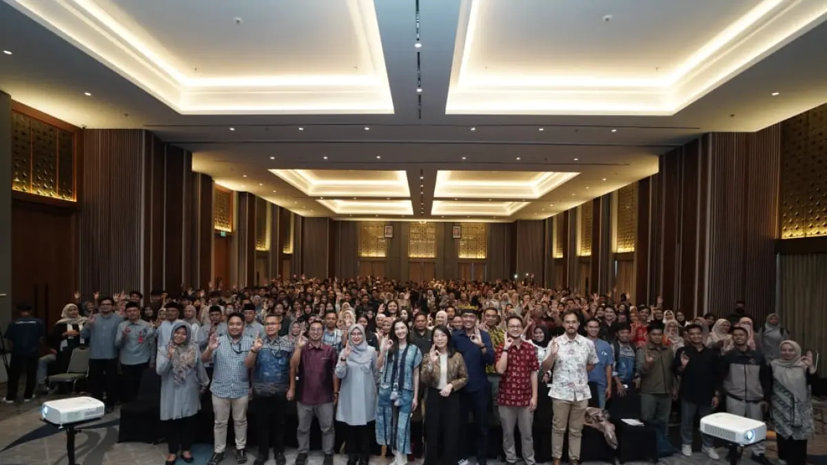 Dewan Juri sekaligus Staf Khusus Menkomdigi RI Raline Shah (kedua kiri), Head of Corporate Communications Astra Windy Riswantyo (kedua kanan) serta Penerima Apresiasi SATU Indonesia Awards 2021 sekaligus Penggerak Desa Sejahtera Astra Lali Gadget Sidoarjo Achmad Irfandi (kanan) berbagi cerita dalam acara Bincang Inspiratif 17th SATU Indonesia Awards 2026 “Terhubung Dalam Aksi” di Banyuwangi pada Jumat siang (12/6).