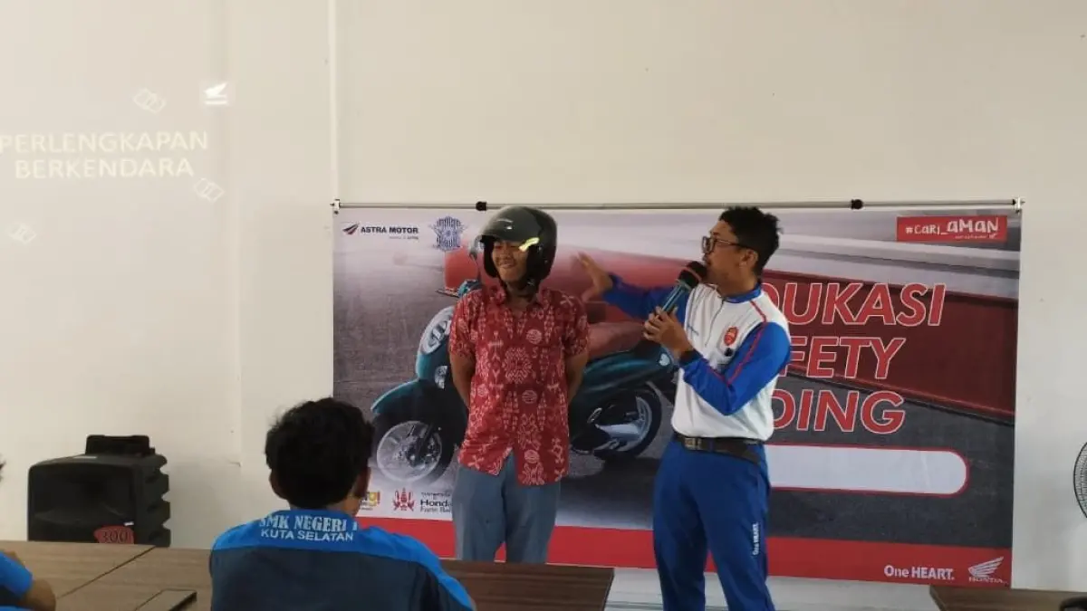 Astra Motor Bali kampanye keselamatan berkendara di SMKN 1 Kuta Selatan. (Ist)