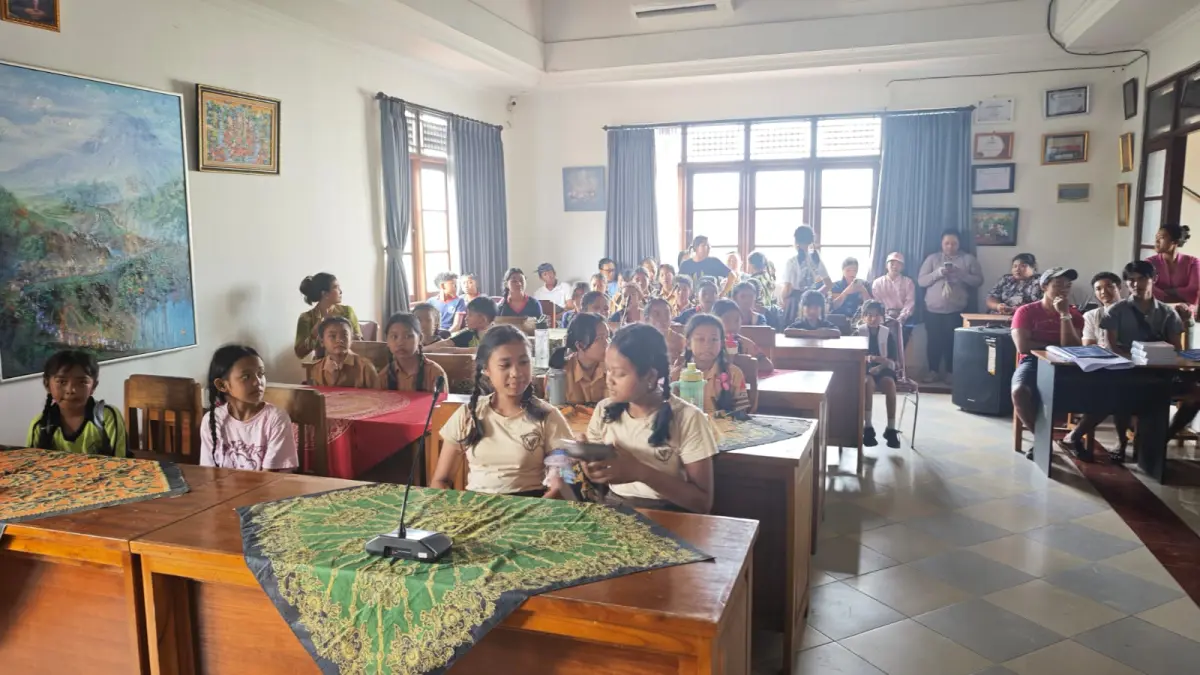 BUKU : Penyerahan buku tulis kepada siswa SD berprestasi di Desa Sayan, Ubud.&nbsp;