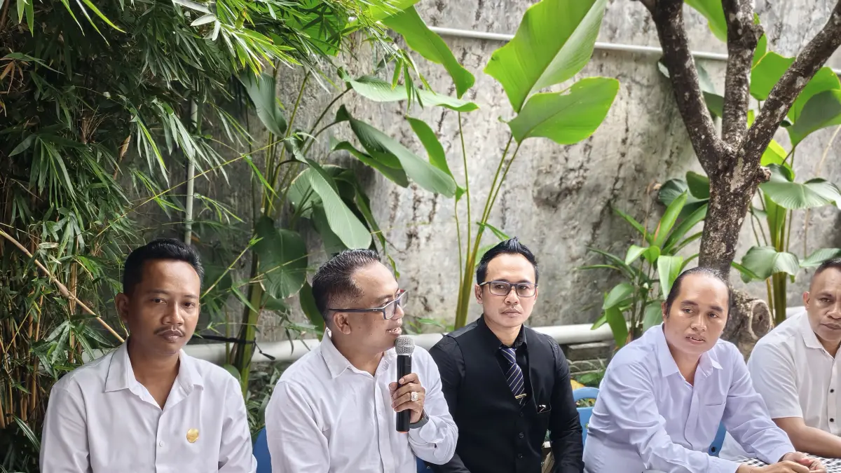 I Made "Ariel" Suardana (jas hitam) bersama sejumlah figur advokat yang mendeklarasikan dirinya sebagai calon Ketua Peradi SAI Denpasar. (Bali Express/I Gede Paramasutha)
