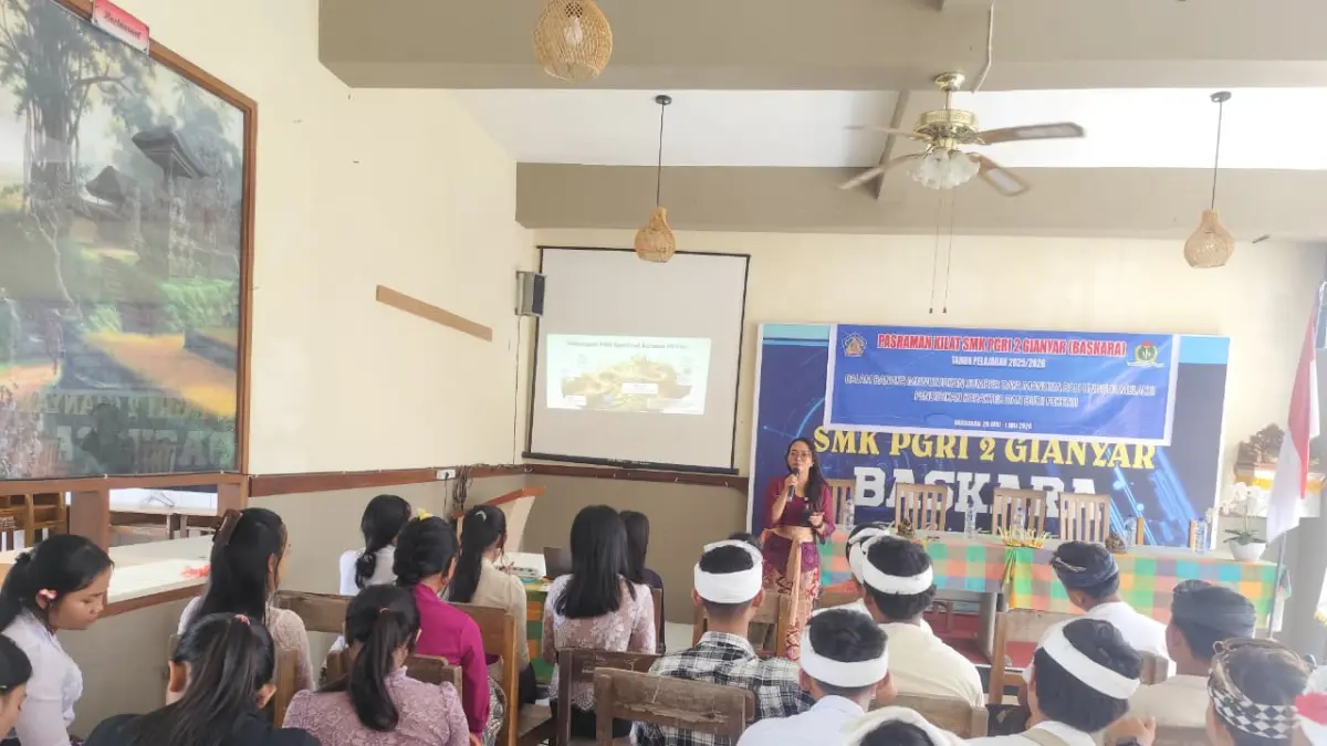 PENYULUHAN : Penyuluh Agama Hindu Kemenag Gianyar lakukan penyuluhan di SMK PGRI 2 Gianyar.&nbsp;