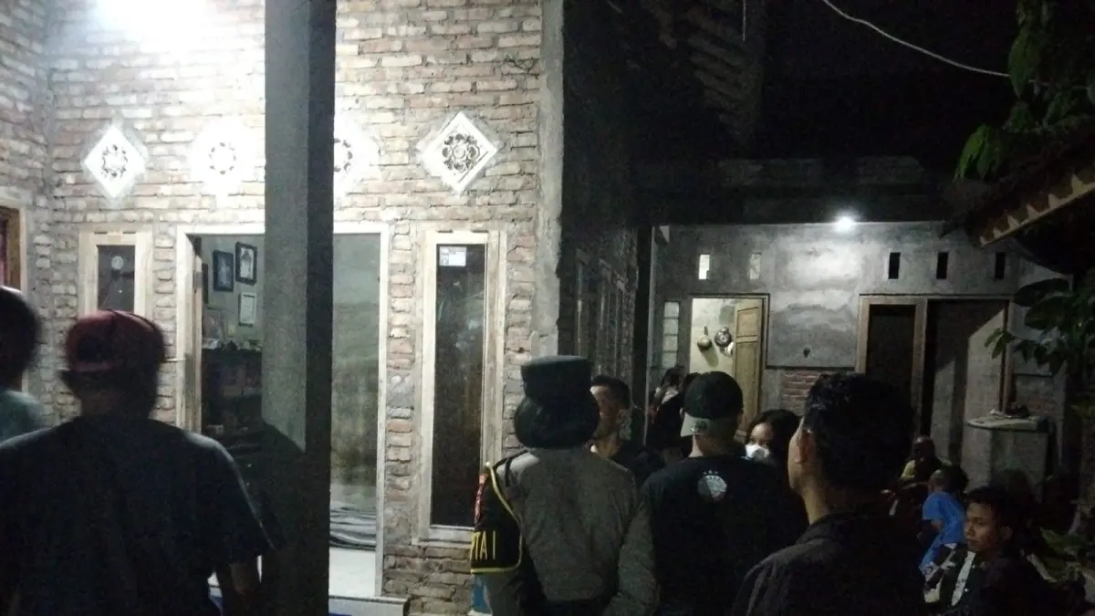 Petugas kepolisian saat melakukan penanganan kasus seorang pria yang meninggal dunia diduga setelah meminum cairan potas di wilayah Kecamatan Jembrana, Selasa (9/6/2026). (Ist)