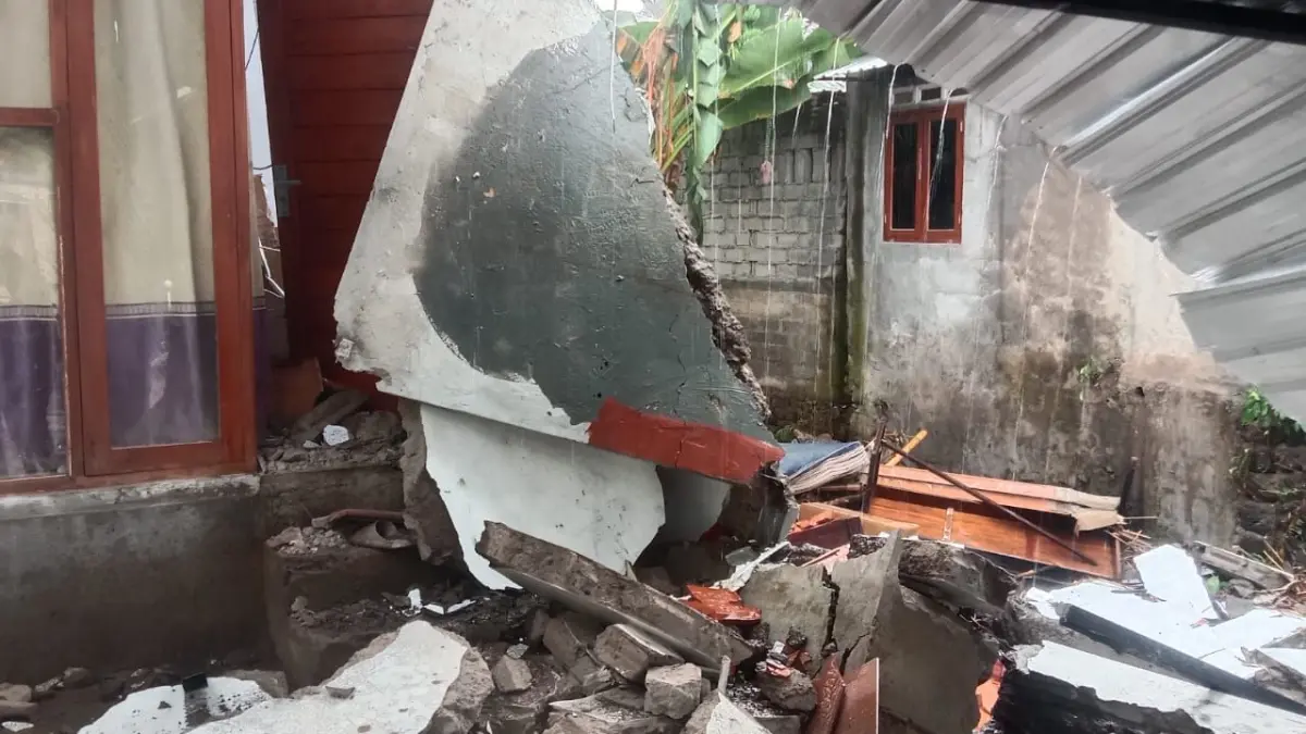 Banjir merusak rumah di Desa Baktiseraga, Kecamatan Buleleng, Jumat (12/6/2026). (Ist)

&nbsp;