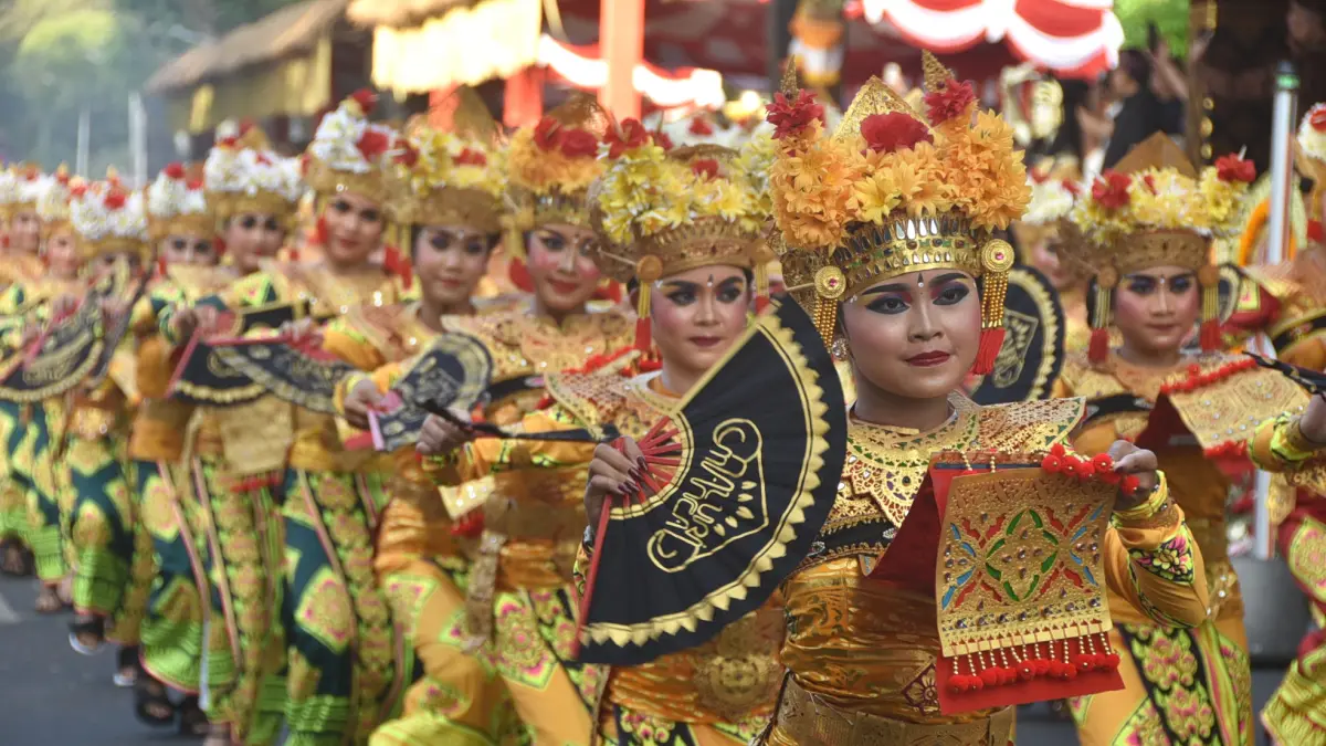 parade budaya saat pembukaan PKB XLVIII 2026 di depan Monumen Puputan Bajra Sandhi, Renon, Denpasar, Sabtu (13/6).