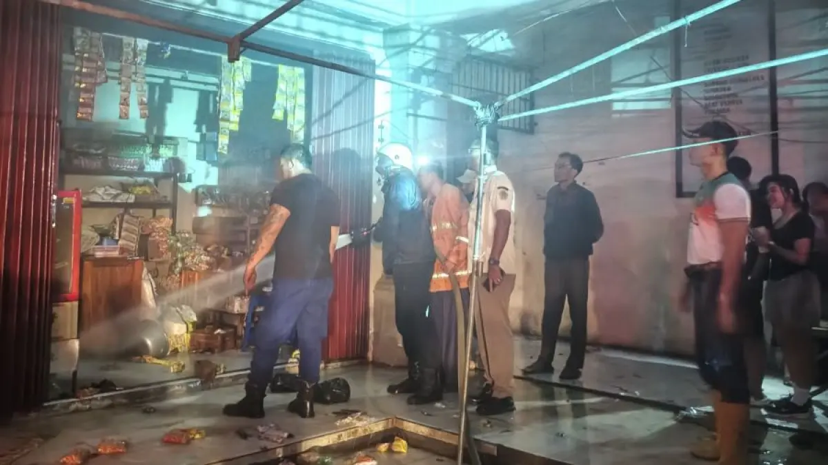 Petugas Damkar Jembrana saat melakukan pemadaman kebakaran di salah satu ruko di kawasan Pasar Ijo Gading, Kelurahan Loloan Timur, Jembrana, Kamis (11/6/2026). (ist)