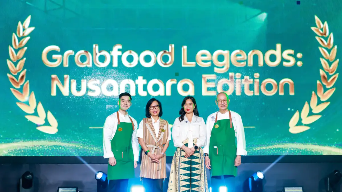 (Dari kiri ke kanan) Chef Martin Praja; Neneng Goenadi, CEO Grab Indonesia; Ni Luh Puspa, Wakil Menteri Pariwisata Republik Indonesia dan Chef William Wongso dalam Acara Penganugerahan Bintang 5 Awards