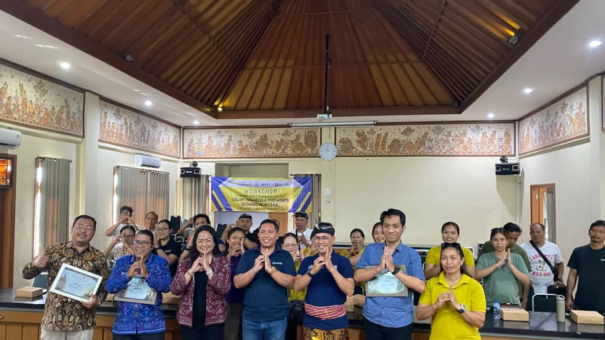 Pelaksanaan Workshop Penguatan Kapasitas Prajuru Desa Adat dalam Tata Kelola Pariwisata Berbasis Nilai Lokal digelar di Kantor Desa Darmasaba, Sabtu (13/6). (Resa Kertawedangga/Bali Express)