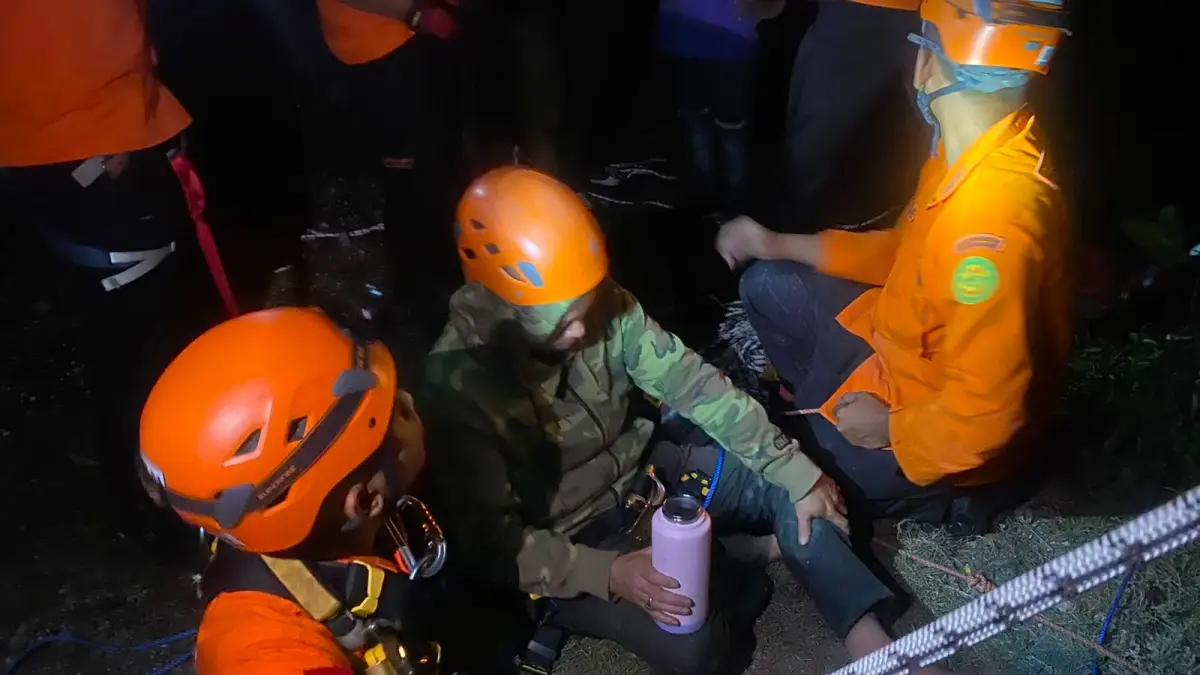 Proses evakuasi koeban yang terjebak di tebing Pantai Pandawa, Kuta Selatan, Sabtu (13/6).