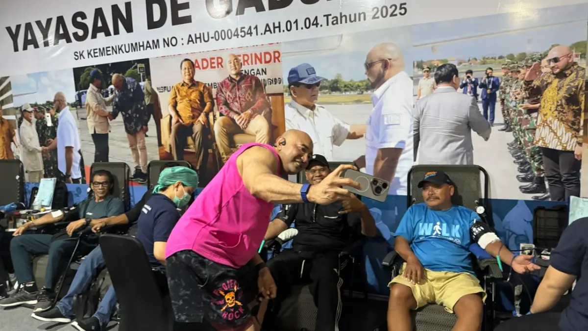 De Gadjah selfie bersama peserta donor darah dalam kegiatan di Jalan Raya Puputan Nomor 126, Sumerta Kelod, Renon, Denpasar, Minggu (14/6/2026). (Ist)
