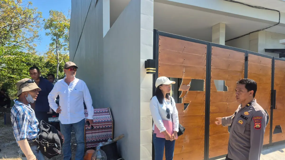 Pemilik Villa Ita SP saat mendatangi Villa Dom di kawasan Nusa Dua Highland, Benoa, Kuta Selatan, Badung. (Bali Express/Istimewa)