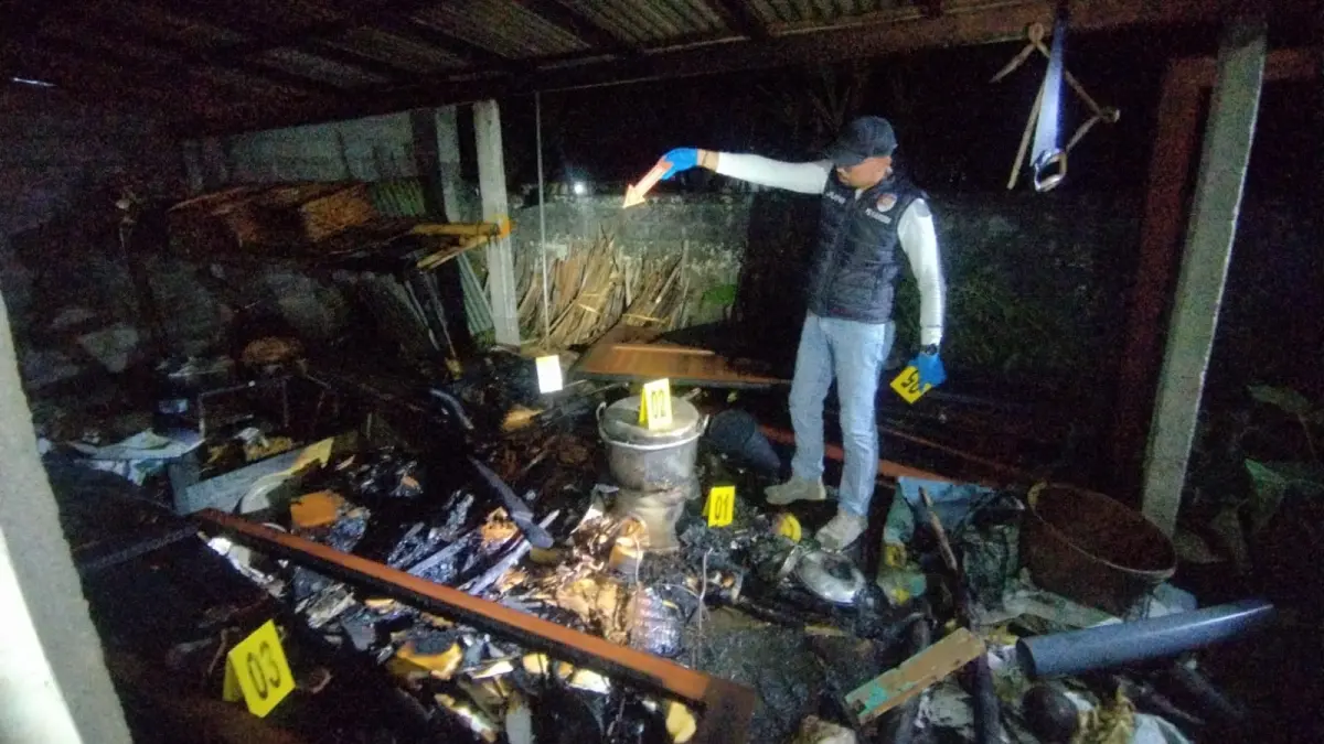 Polisi melakukan olah TKP kebakaran di Banjar Tembuku Kawan, Desa Tembuku, Kecamatan Tembuku, Kabupaten Bangli, Minggu (14/6/2026). (Ist) 