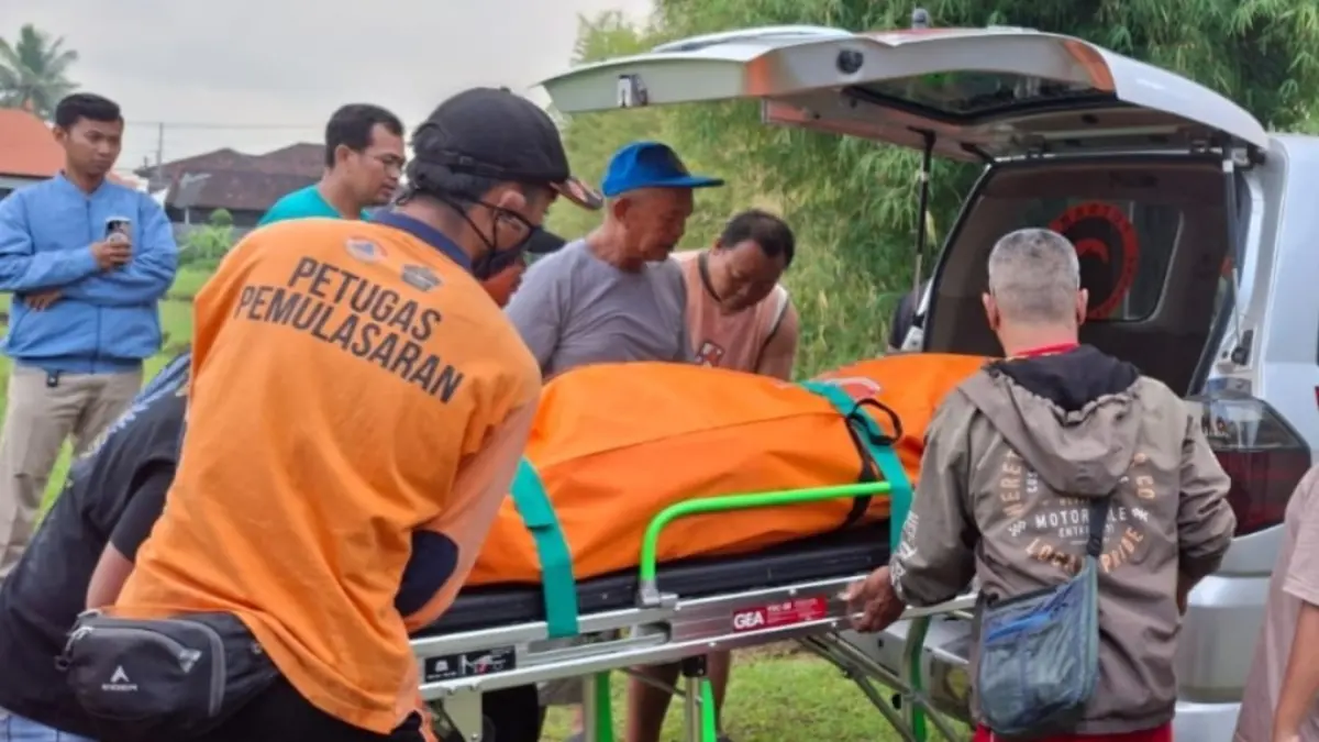Proses evakuasi jenazah Pekak Sadra oleh petugas BPBD Kabupaten Tabanan untuk selanjutnya dibawa ke RSUD Singasana Tabanan, Minggu (14/6/2026).&nbsp;(Ist)