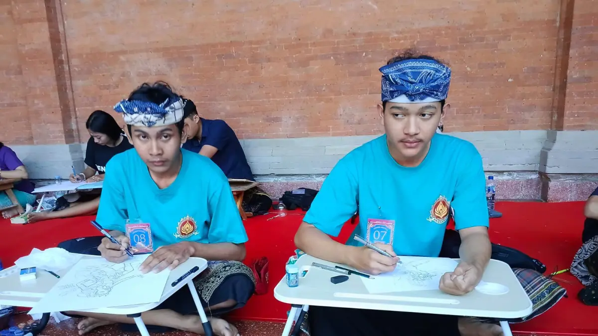 Seniman lukis Badung saat mengikuti Wimbakara Seni Lukis Wayang Klasik pada ajang Pesta Kesenian Bali XLVIII Tahun 2026 yang berlangsung Senin (15/6/2026). (ist)