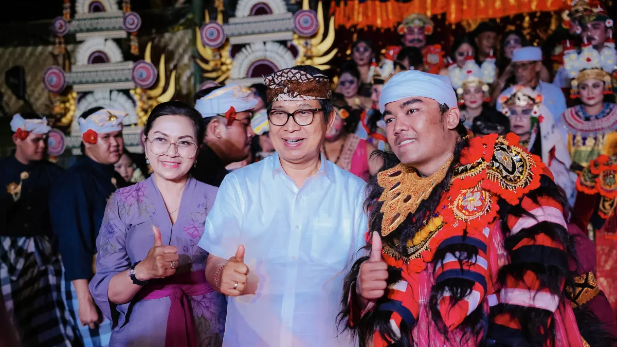 Bupati Adi Arnawa, bersama Nyonya Rasniathi Adi Arnawa, menghadiri langsung Pementasan Parade Calonarang Duta Kabupaten Badung dalam Pesta Kesenian Bali XLVIII Tahun 2026 di Kalangan Ayodya, Taman Budaya, Denpasar, Selasa (16/6/). (PROKOMPIM SETDA BADUNG)