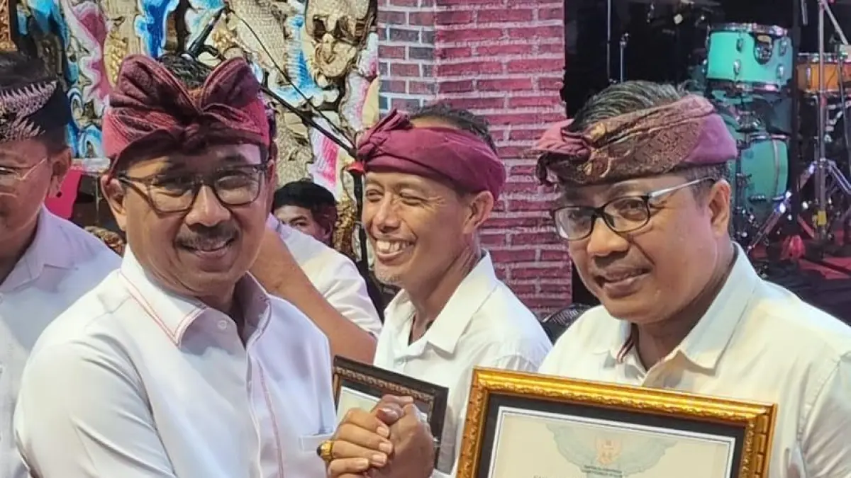 Kadis Dinas Pekerjaan Umum, Penataan Ruang, Perumahan dan Kawasan Permukiman (PUPRPerkim) Kabupaten Buleleng, Putu Adiptha Ekaputra (kanan) saat menerima Sertifikat HAKI dari KemenkumHAM terkait program Jalan Cantik dan Ayam Plastik yang diserahkan oleh Sekda Buleleng, Gede Suyasa (ist)