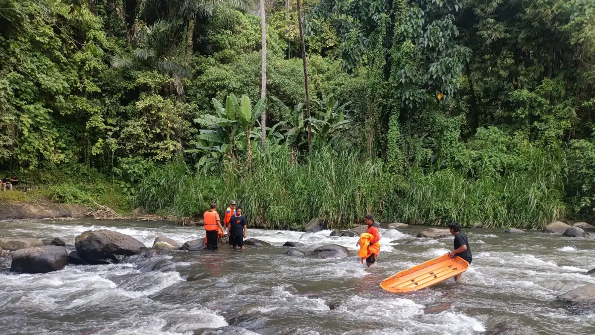 EVAKUASI : Evakuasi mayat tersangkut di bebatuan Sungai Ayung.&nbsp;