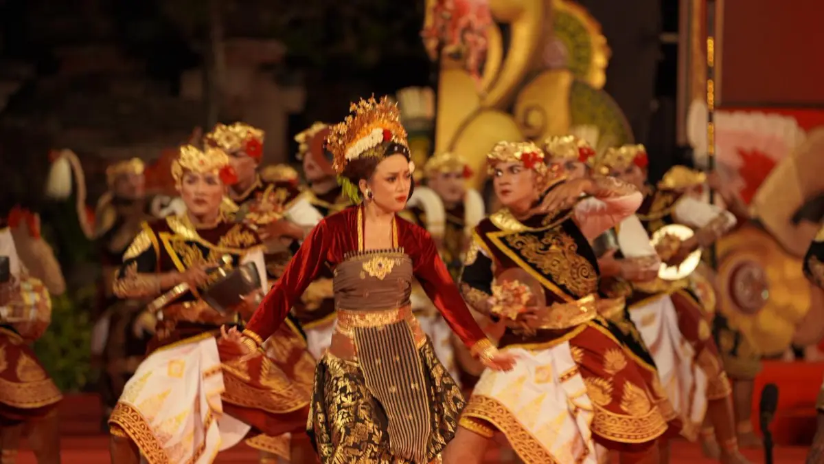 Penampilan Parade Baleganjur Remaja duta Kabupaten Badung yang diwakili Sekaa Gong Cakradhara, Desa Adat Sedang, di panggung terbuka Art Centre, Denpasar, Kamis (18/6). (Ist)