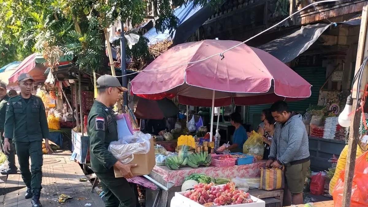 Satpol PP Jembrana melaksanakan pengawasan dan pembinaan terhadap pedagang kaki lima yang berjualan di atas trotoar dan badan jalan di wilayah Kecamatan Jembrana dan Kecamatan Negara. (Ist)
