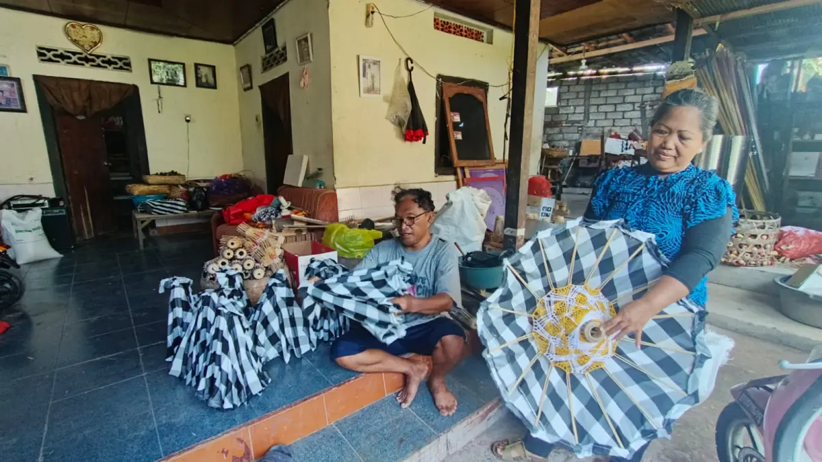 usaha pembuatan Tedung di Puri Satria Kanginan terapkan system pembayaran modern