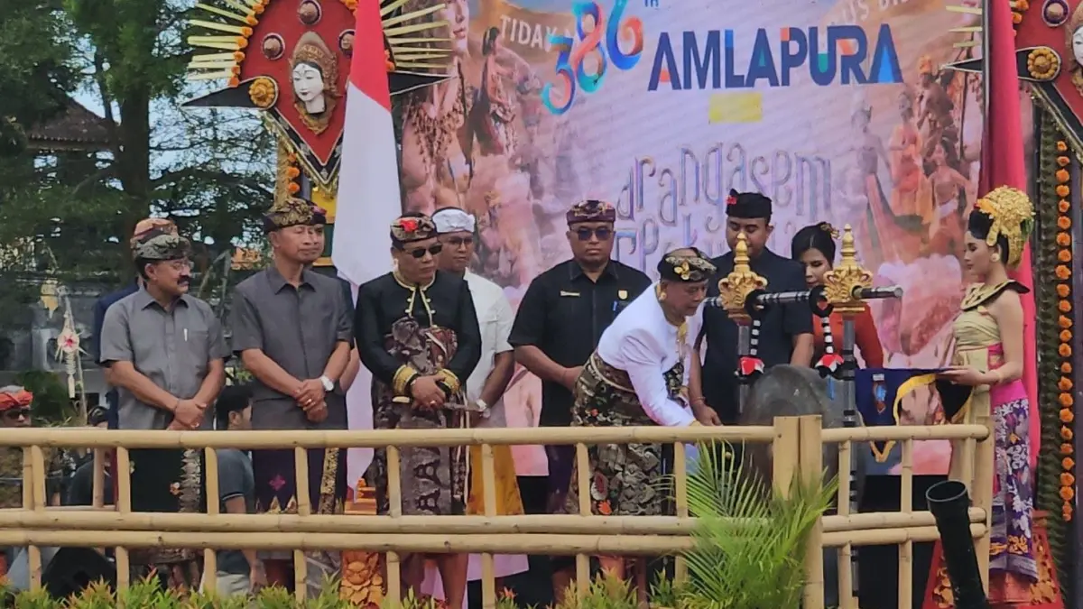 Bupati Karangasem I Gusti Putu Parwata membuka Karangasem Festival 2026 didampingi Wabup dan undangan lainnya. (Adi Prabawa/Bali Express)