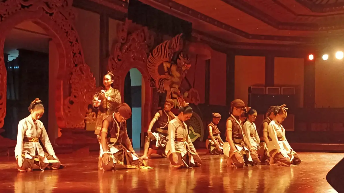 erjalanan spiritual, semangat perjuangan, hingga perenungan tentang takdir kehidupan dirangkai dalam satu pertunjukan memikat yang dibawakan Departemen Pendidikan Seni Tari Fakultas Bahasa, Seni, dan Budaya Universitas Negeri Yogyakarta (UNY) di Gedung Ksirarnawa, Taman Budaya Provinsi Bali, Kamis (18/6/2026)