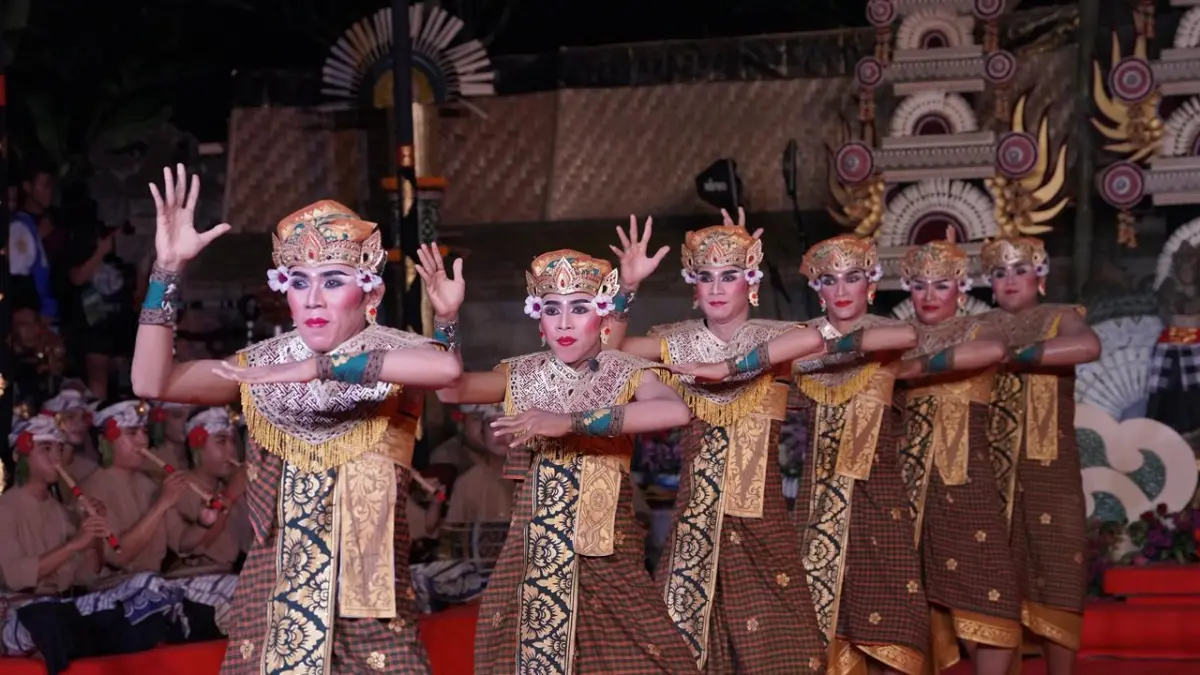 Janger Tradisi Remaja Duta Kabupaten Badung pada ajang Pesta Kesenian Bali (PKB) XLVIII Tahun 2026 saat tampil di Kalangan Ayodya, Taman Budaya Provinsi Bali, Jumat (19/6).