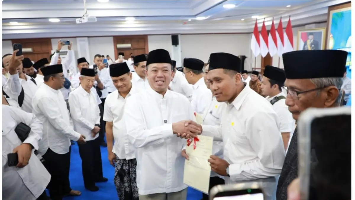 Menteri Agraria dan Tata Ruang/Kepala Badan Pertanahan Nasional (ATR/BPN), Nusron Wahid, menyerahkan 243 sertipikat tanah wakaf di Gedung Gradhika Bhakti Praja, Kantor Gubernur Jawa Tengah (Jateng), Selasa (16/6/2026). (Ist)