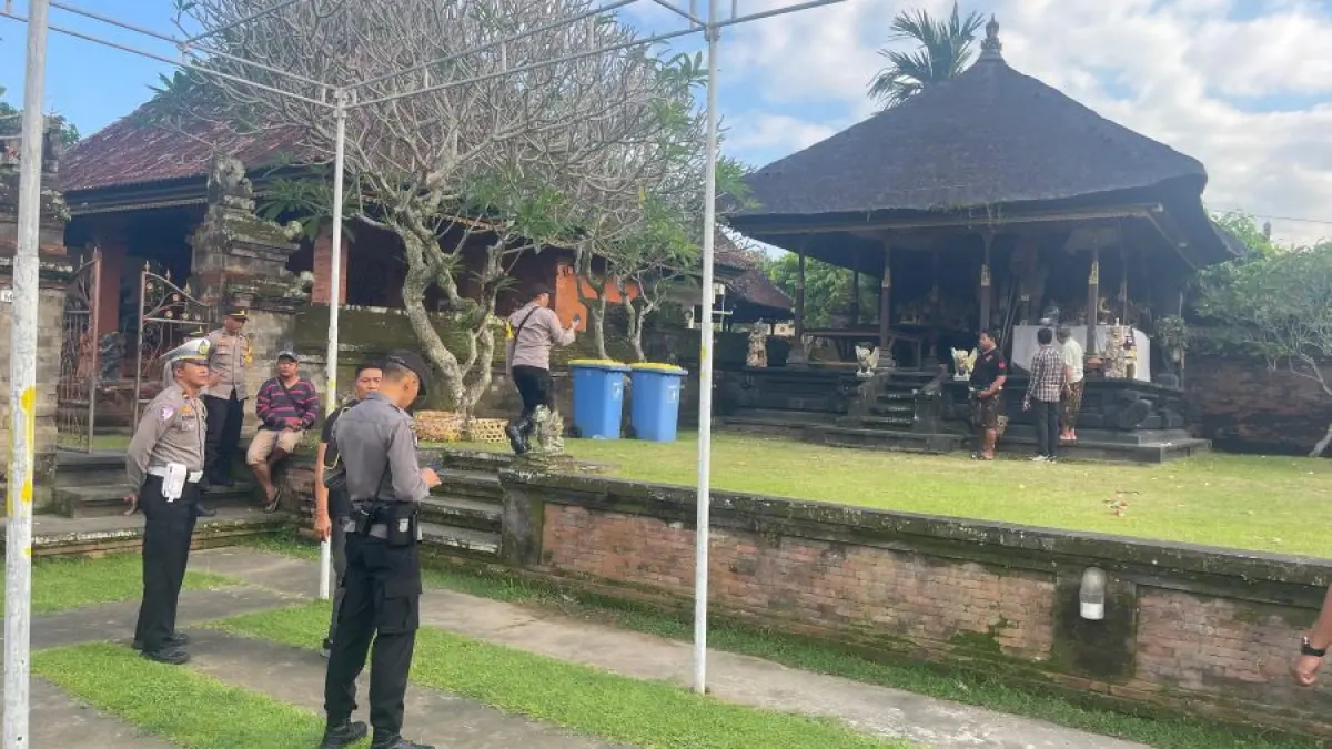 Personel Polres Klungkung melaksanakan olah TKP di Pura Dalem Segening, Kelurahan Semarapura Kelod Kangin, Klungkung. (Ist)&nbsp;