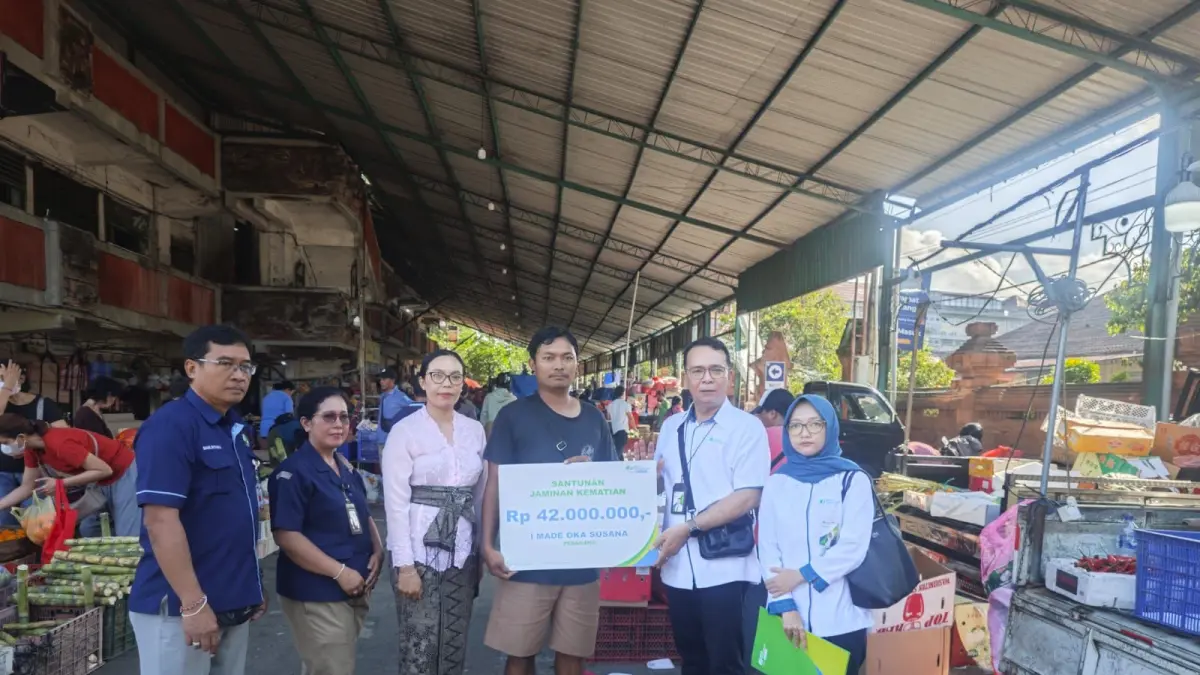 SANTUNAN:&nbsp;Ahli waris almarhum I Made Oka Suaana, seorang pedagang di Pasar Kreneng Denpasar, menerima santunan Jaminan Kematian (JKM) sebesar Rp42 juta