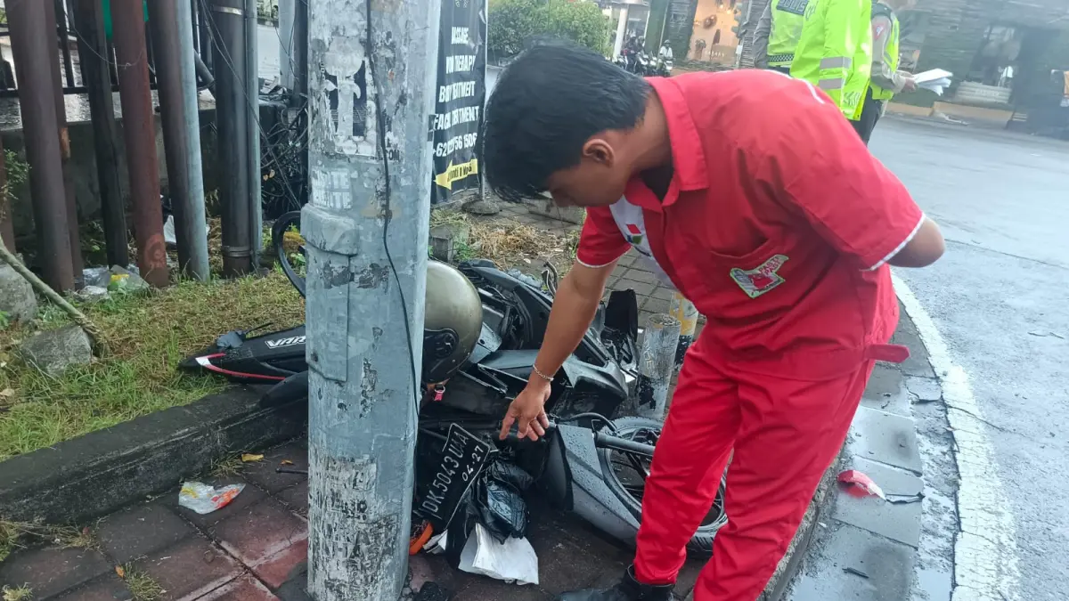 HANCUR: Sepeda motor Honda Vario hancur usai jadi korban tabrak lari, hingga dua orang perempuan yang jadi penumpangnya tewas di Traffic Light Jalan Sunset Road-Kunti, Kuta. (Bali Express/Istimewa)