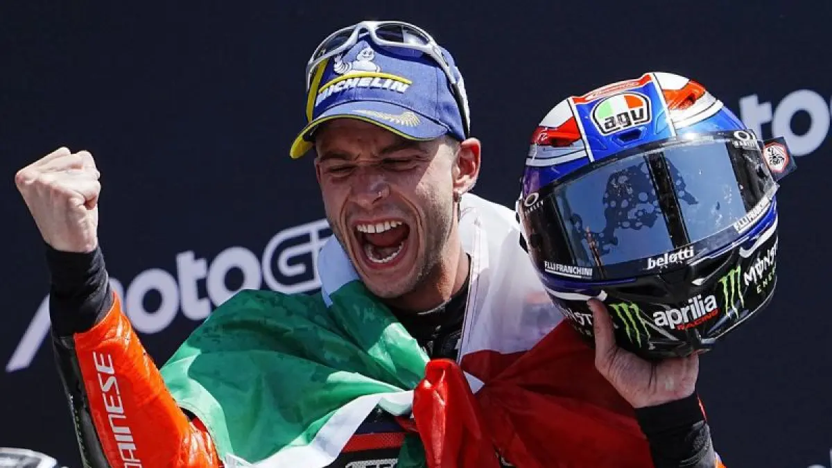 kspresi pembalap Aprilia Racing Marco Bezzecchi dari Italia saat merayakan kemenangannya di podium usai MotoGP Italia di Sirkuit Mugello, Italia, Minggu (31/5/2026) waktu setempat.  (ANTARA)