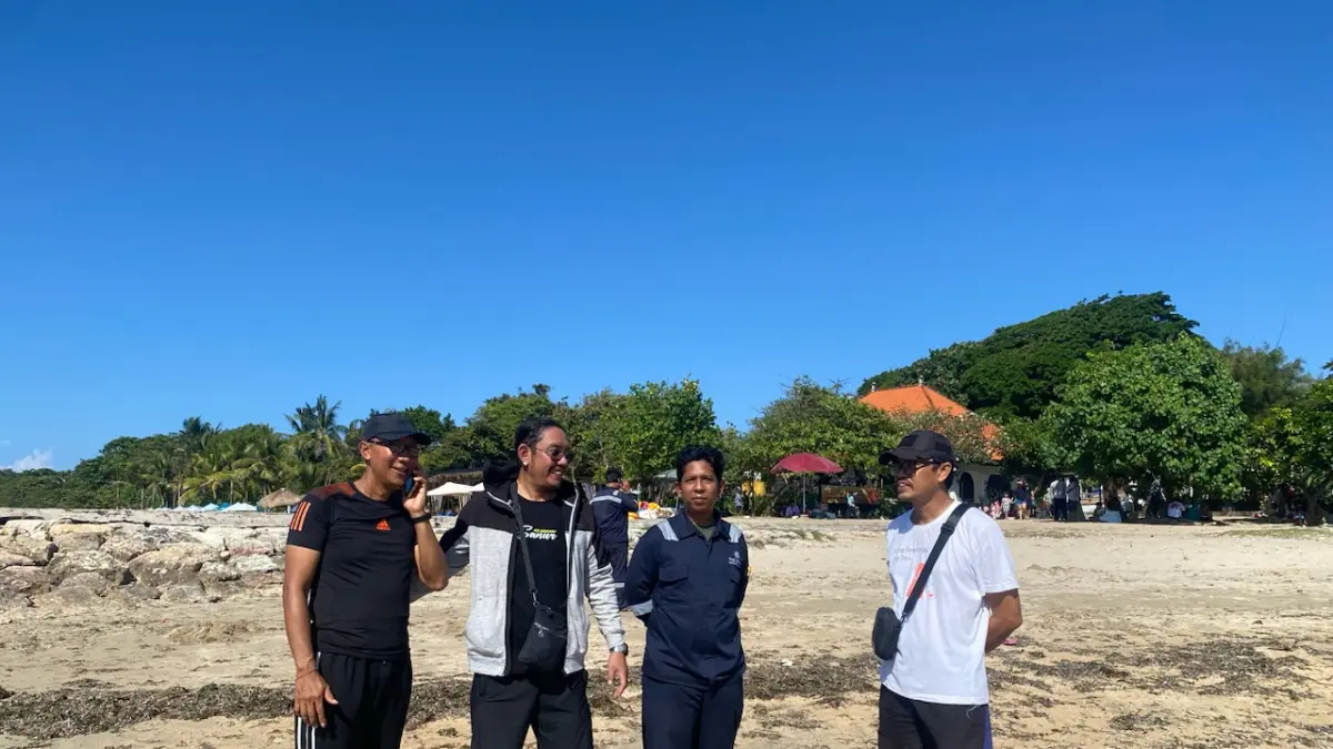 Pihak terkait saat melakukan pemantauan dugaan cemaran limbah di Pantai Segara Ayu, Kelurahan Sanur, Denpasar, Minggu (21/6). (Resa Kertawedangga/Bali Express)