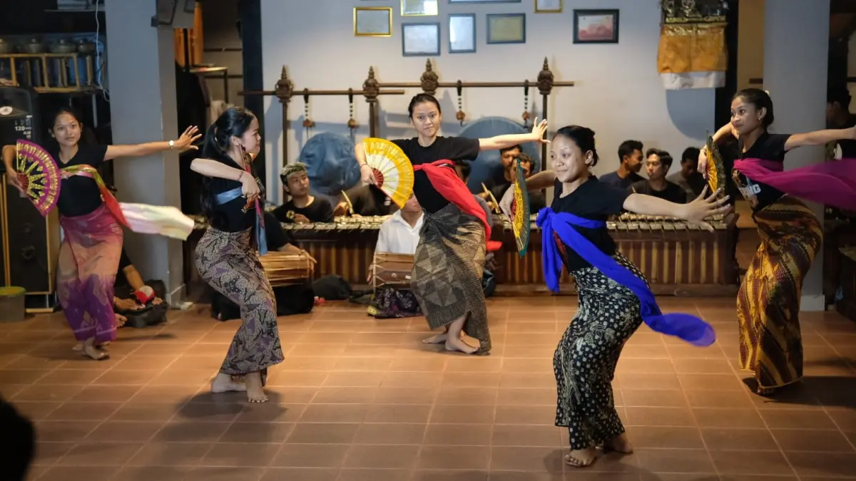  Sanggar Gamelan Suling Gita Semara, duta Kabupaten Gianyar latihan sebelum pentas di Pesta Kesenian Bali (PKB) 2026, Senin (22/6/2026). (Ist)