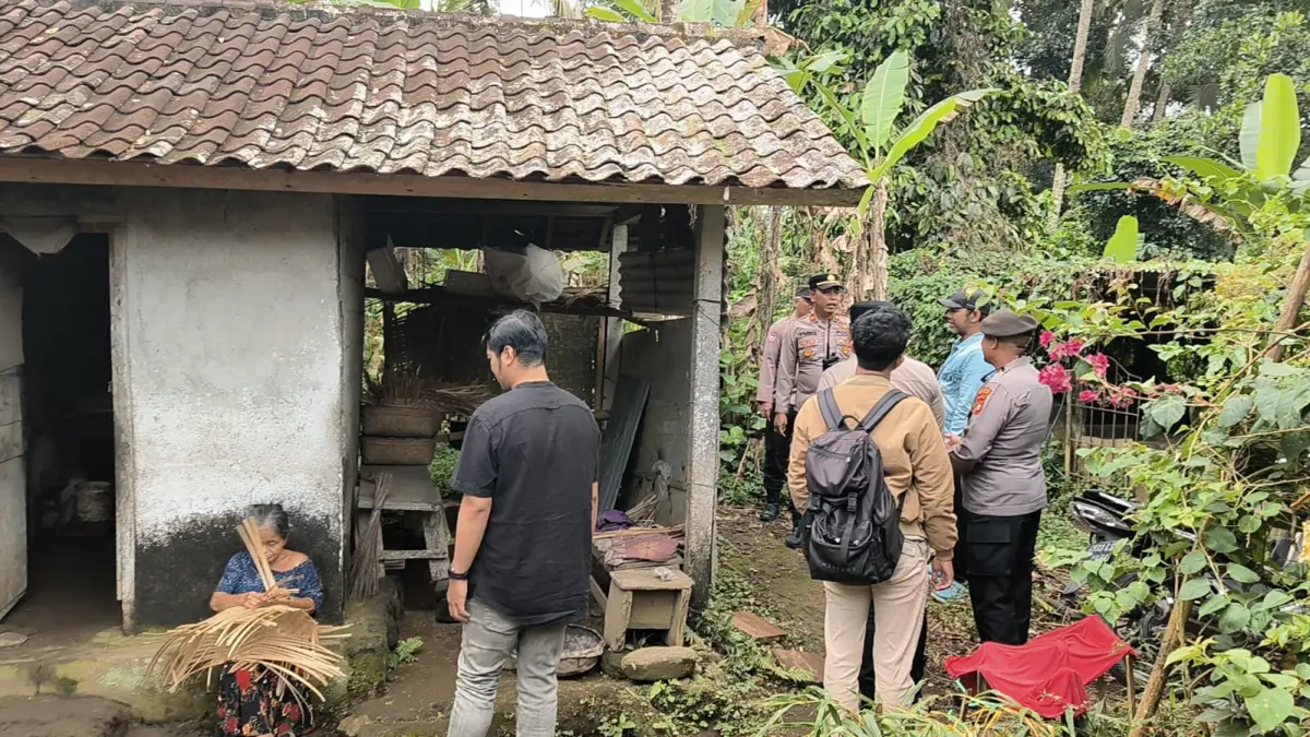 SURVEI : Polsek Tegallalang survei lokasi bedah rumah warga kurang mampu serangkaian HUT Bhayangkara ke-80.&nbsp;