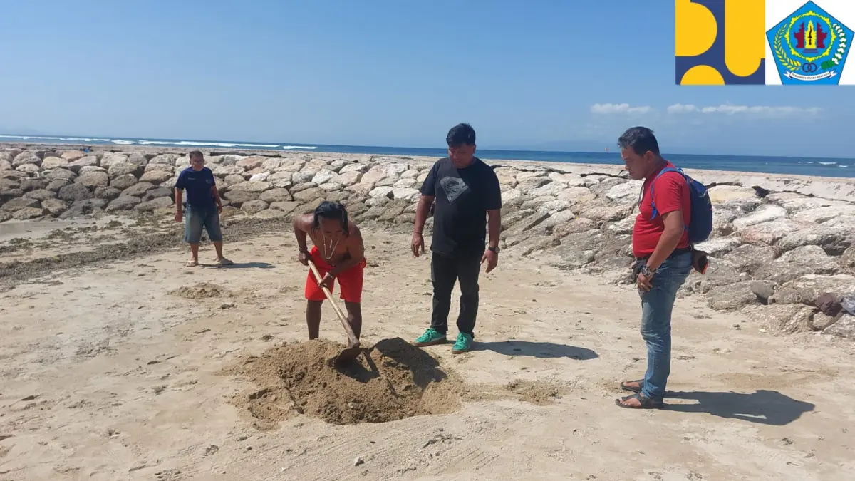 Tim Dinas PUPR Denpasar saat menggali lubang drainase di Pantai Segara Ayu, Sanur, Minggu (21/6). (ist)
