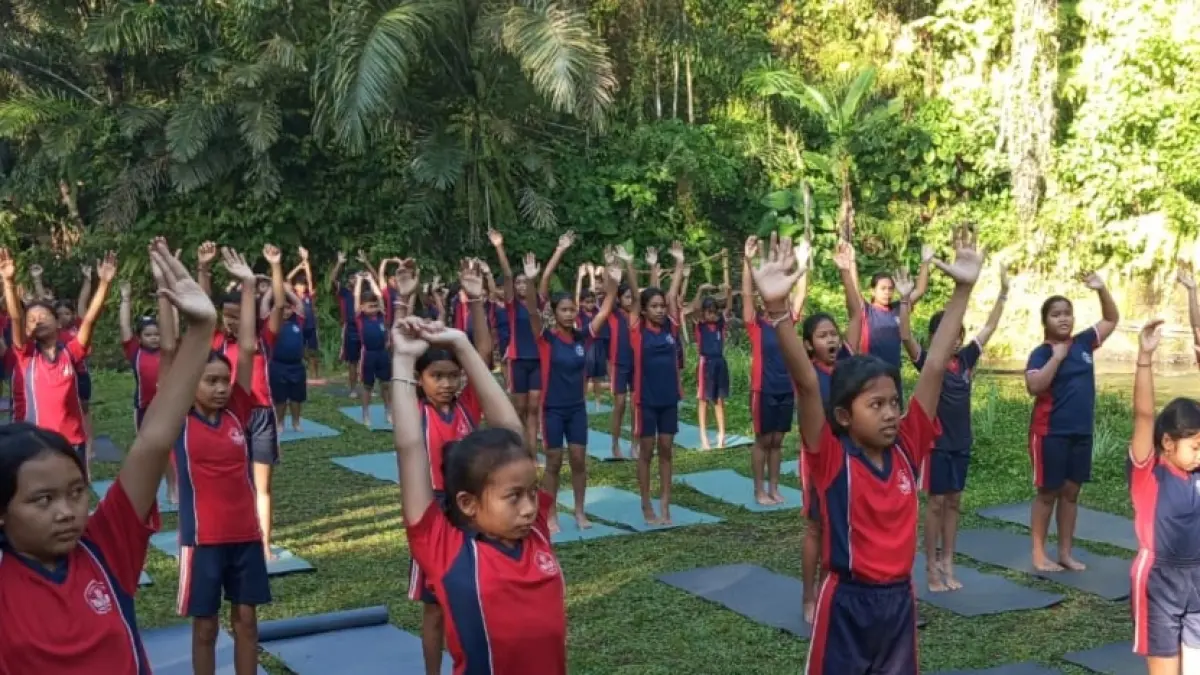 YOGA : Pelaksanaan yoga di tepi Sungai Ayung.&nbsp;