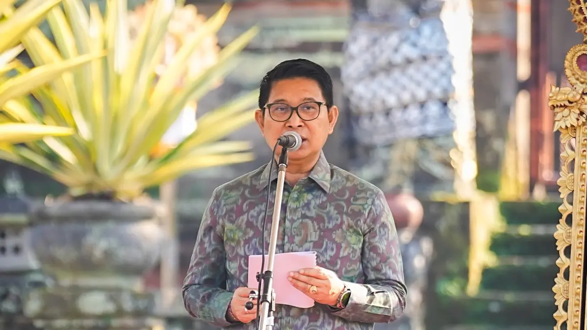 Bupati Adi Arnawa saat memimpin Apel Penguatan Petugas Sensus Ekonomi 2026 Kabupaten Badung di Jaba Pura Lingga Bhuwana, Puspem Badung, Selasa (23/6). (PROKOMPIM SETDA BADUNG)