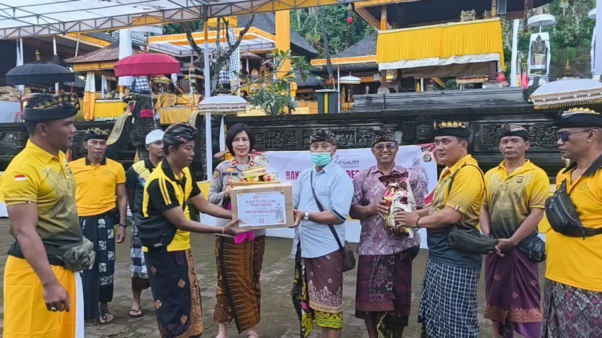 KESEHATAN : Cek Kesehatan gratis oleh Polres Gianyar di halaman Kantor DLHK Gianyar.