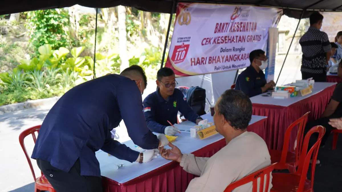 KESEHATAN : Cek Kesehatan gratis oleh Polres Gianyar di halaman Kantor DLHK Gianyar.